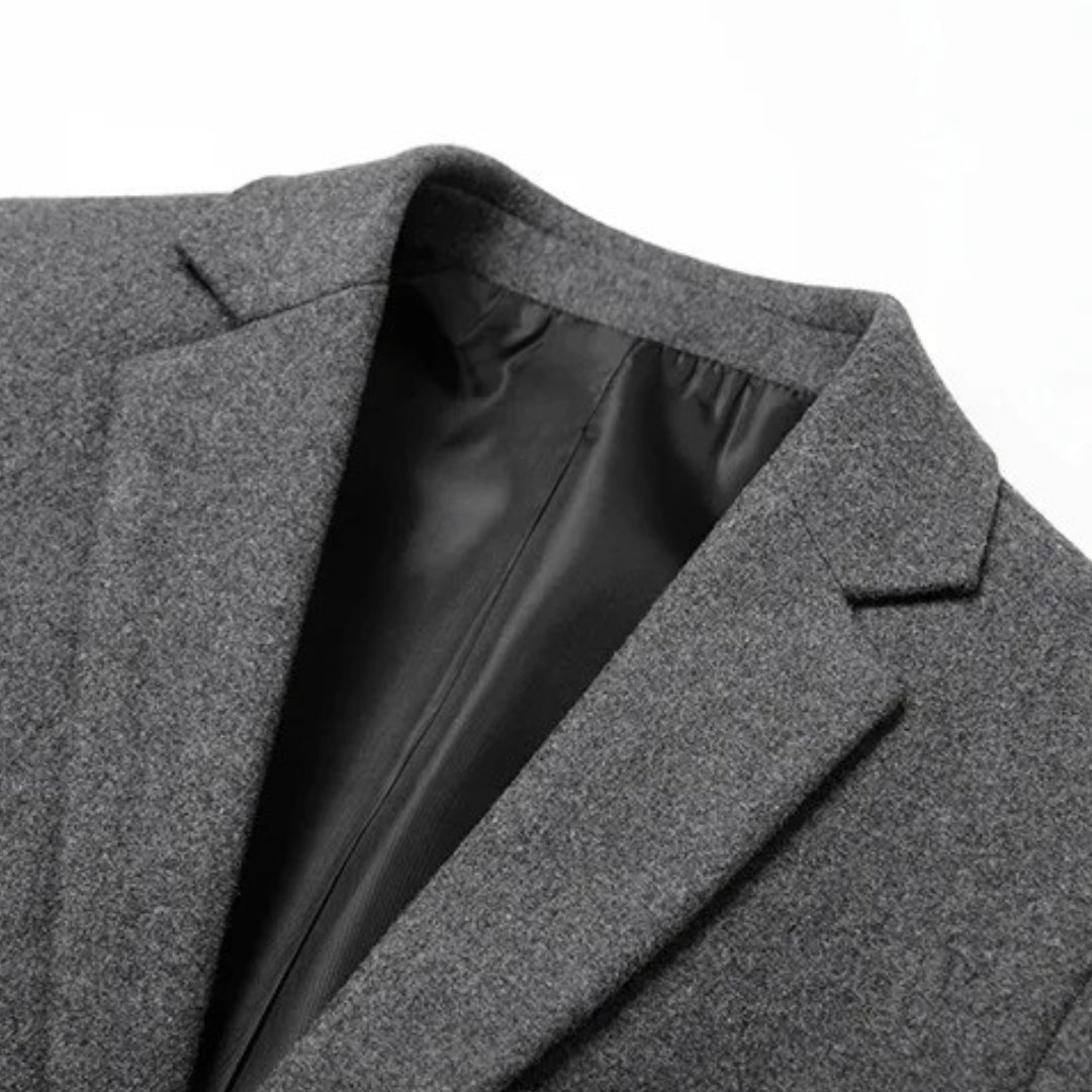Blazer de lã masculino,Elegância em graças especiais,Estilo sofisticado,Lã de alta qualidade,Conforto excepcional,Detalhes artesanais,Corte preciso,Suavidade especial,Eventos especiais,Sensação de abraço,Estética impecável,Roupa masculina de luxo,Confiança e luxo,Peça única,Moda masculina refinada,Blazer premium,Design exclusivo,Durabilidade e qualidade,Toque suave,Dedicação ao artesanato.